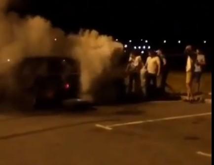 В Ставрополе на стоянке гипермаркета загорелся автомобиль BMW. Видео